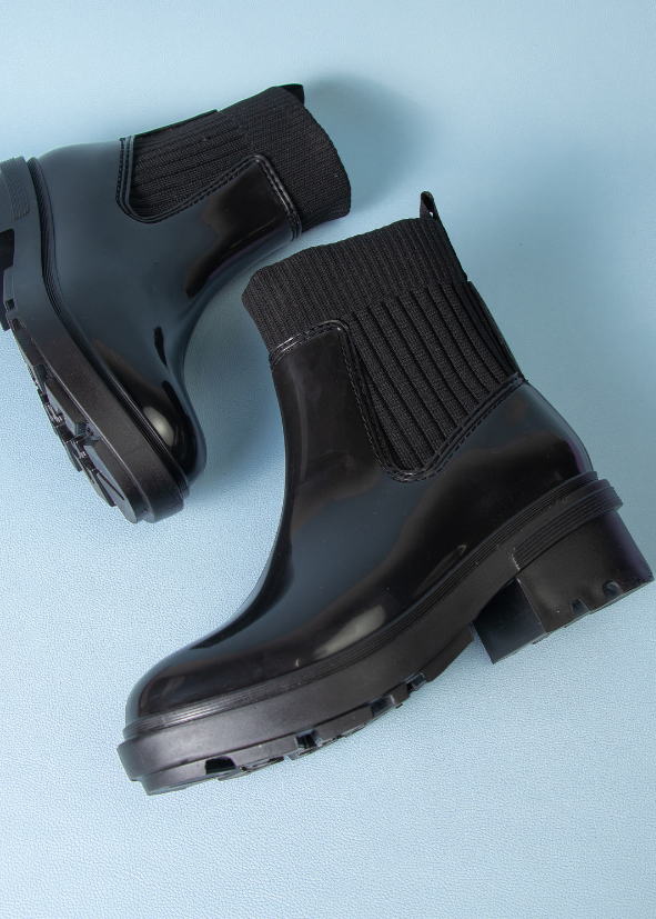 Botas negras con media interna