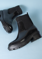 Botas negras con media interna