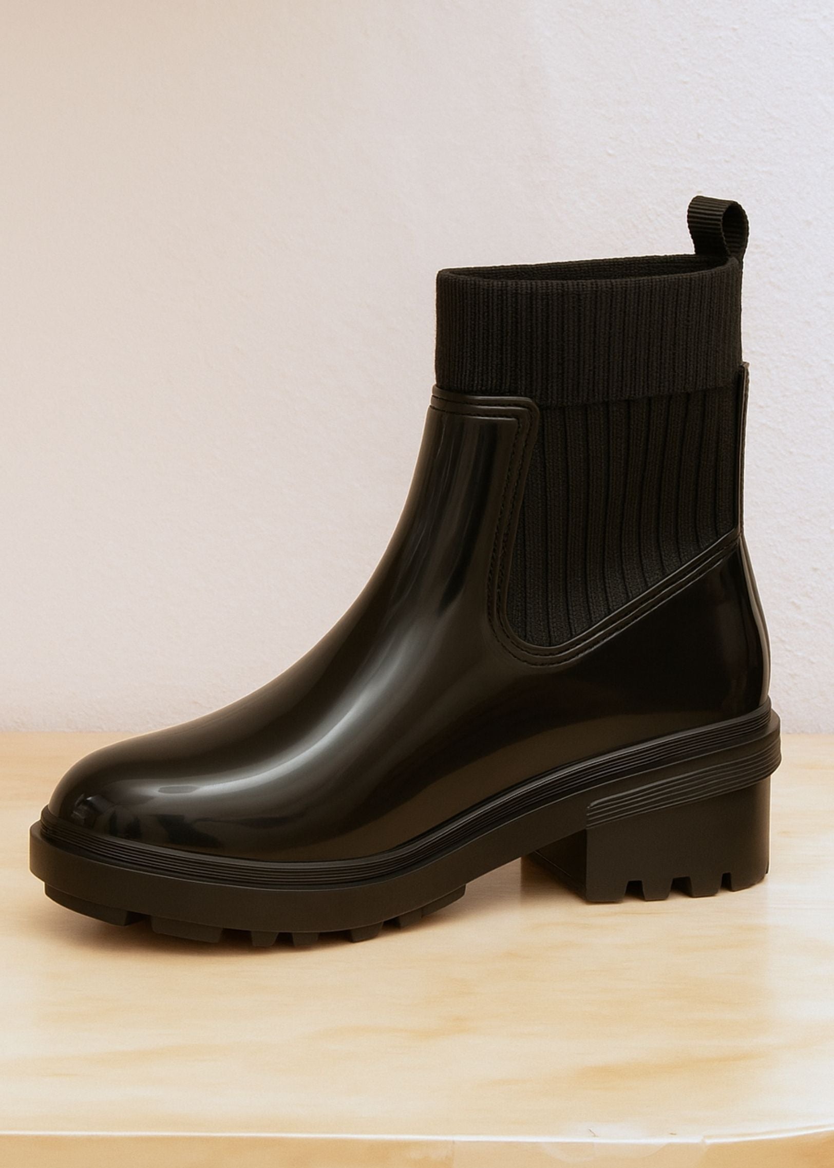 Botas negras para lluvia con media